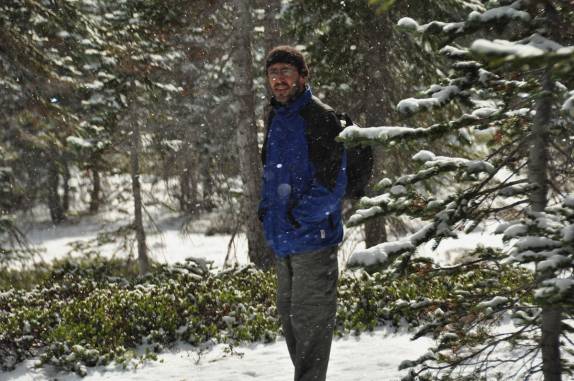 A neve cai durante passeio pela floresta gelada do Mount Shasta, na Califórnia, nos Estados Unidos
